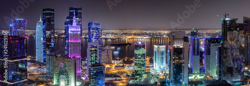 Panorama des Zentrums von Doha in Katar mit den bunt beleuchteten, modernen Wolkenkratzern