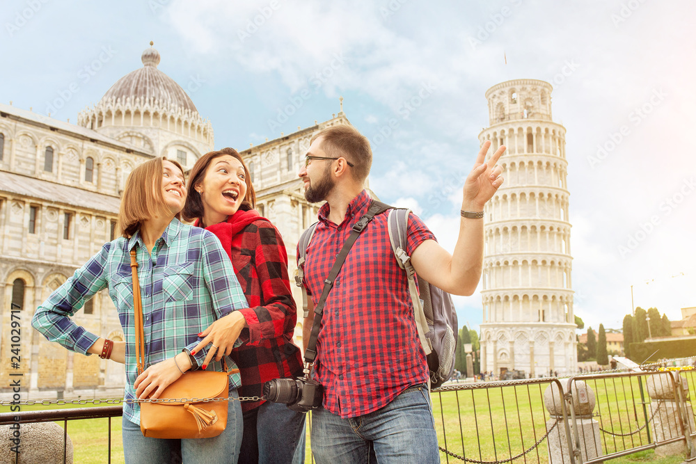 Φωτογραφία Happy friends in Pisa, Travel in Italy, group tourists and friendship concept