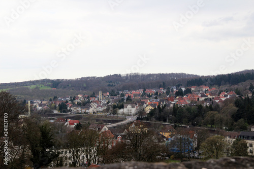 blick von der sparrenburg auf die bauliche struktur in bielefeld nordrhein westfalen deutschland fotografiert in farbe während einer sightseeing tour an einem sonnigen tag
