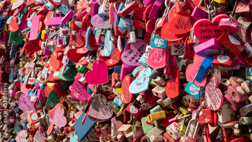 Obraz premium Padlocks of love below the Seoul tower