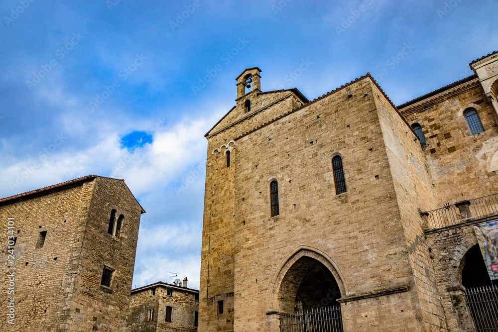 Φωτογραφία Side facade of the Cathedral Basilica of Santa Maria Annunziata, in Piazza Innocenzo III