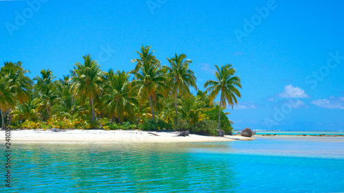 Fototapeta Naklejka Na Ścianę i Meble -  LOW ANGLE Tranquil ocean water glimmers in summer sun shining on paradise island