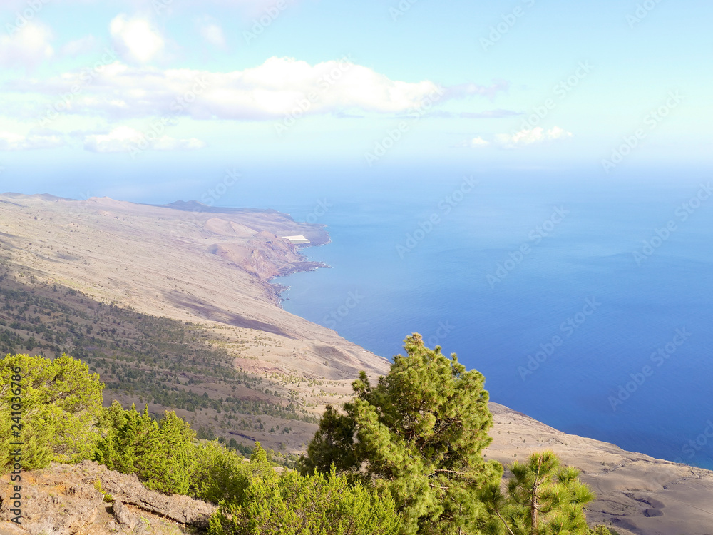 Obraz premium View of a coastal landscape and the sea, El Hierro, Spain
