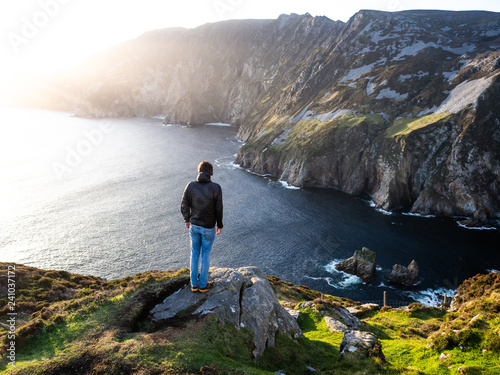 Slieve League Klippen Urlaub in Irland Sligo Aussichtspunkt Querformat mit jungem Mann photo
