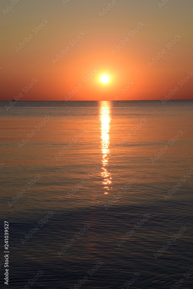 Sonnenaufgang mit Spiegelung im Meer