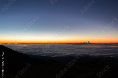 nascer do sol com nuvens