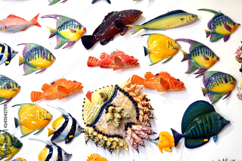 Naklejka premium typisch maltesische Glaskunst - tropische Fische aus Glas