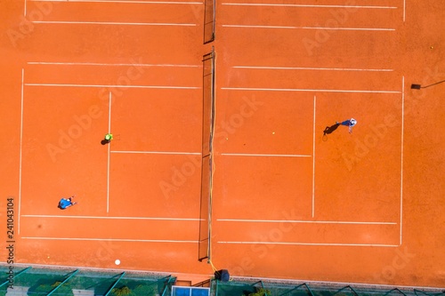 Kort tenisowy i gra w tenisa z powietrza