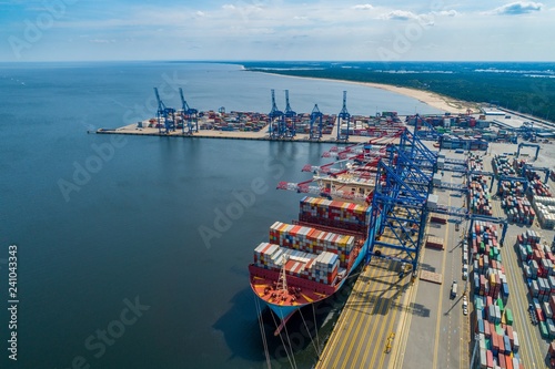 Port morski transportowy ze statkiem kontenerowcem photo