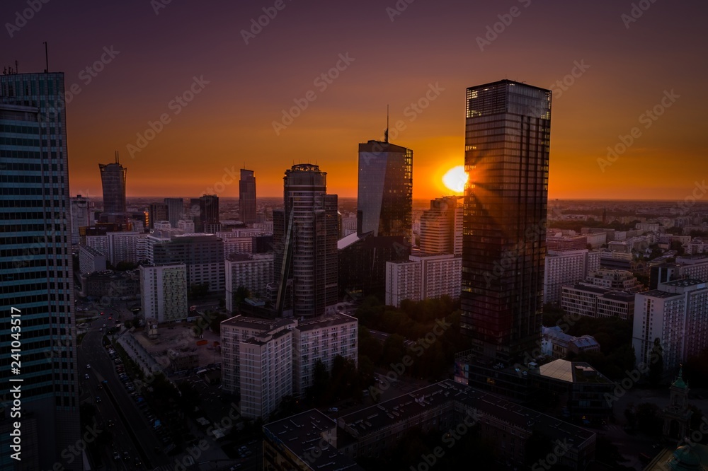 Krajobraz miasta Warszawy z wieżowcami, na tle zachodu słońca