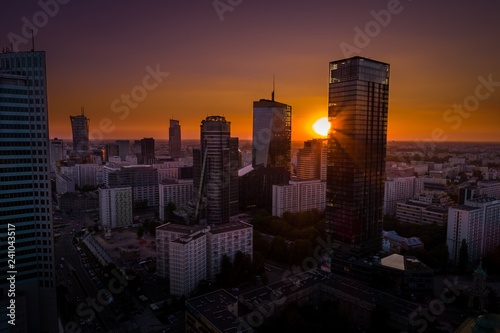 Krajobraz miasta Warszawy z wieżowcami, na tle zachodu słońca © Damian