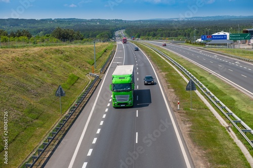 Autostrada z jadącymi samochodami i ciężarówkami