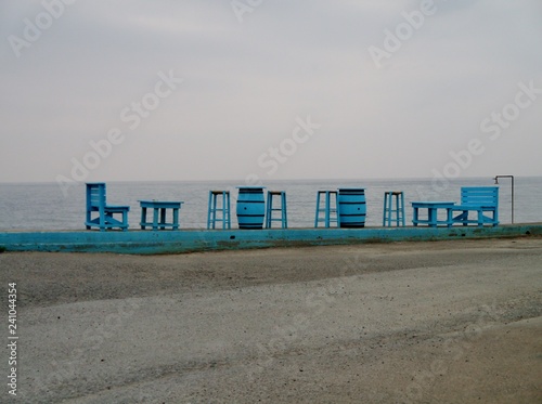 Blaue Holzmöbel im Straßencafé auf Kreta Milatos Beach