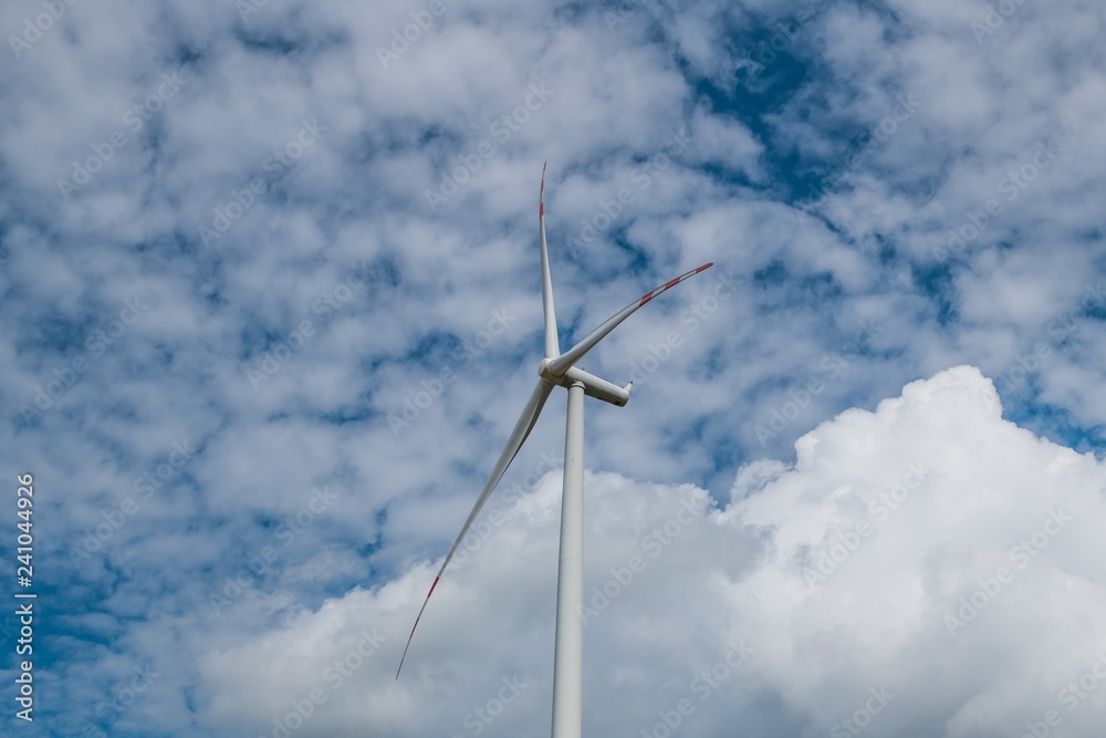 Turbina wiatrowa na tle błękitnego nieba Turbina wiatrowa na tle błękitnego nieba