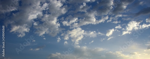 Banner, Wolkenhimmel, weiße Wolken vor blauen Himmel photo