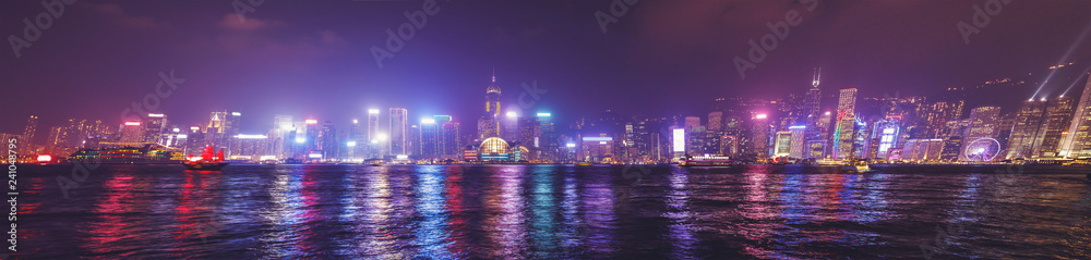 Obraz premium Panoramę Hongkongu z nabrzeża Tsim Sha Tsui w dzielnicy Kowloon z najsłynniejszymi budynkami w Hongkongu.