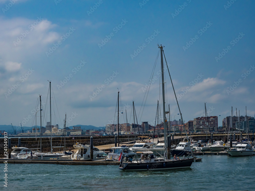 Santander / Hiszpania - 14 lipca 2018: Port jachtowy w Santander w słoneczny lipcowy dzień