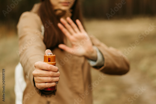 Valokuva The concept of self-defense. Young girl holding a tear spray