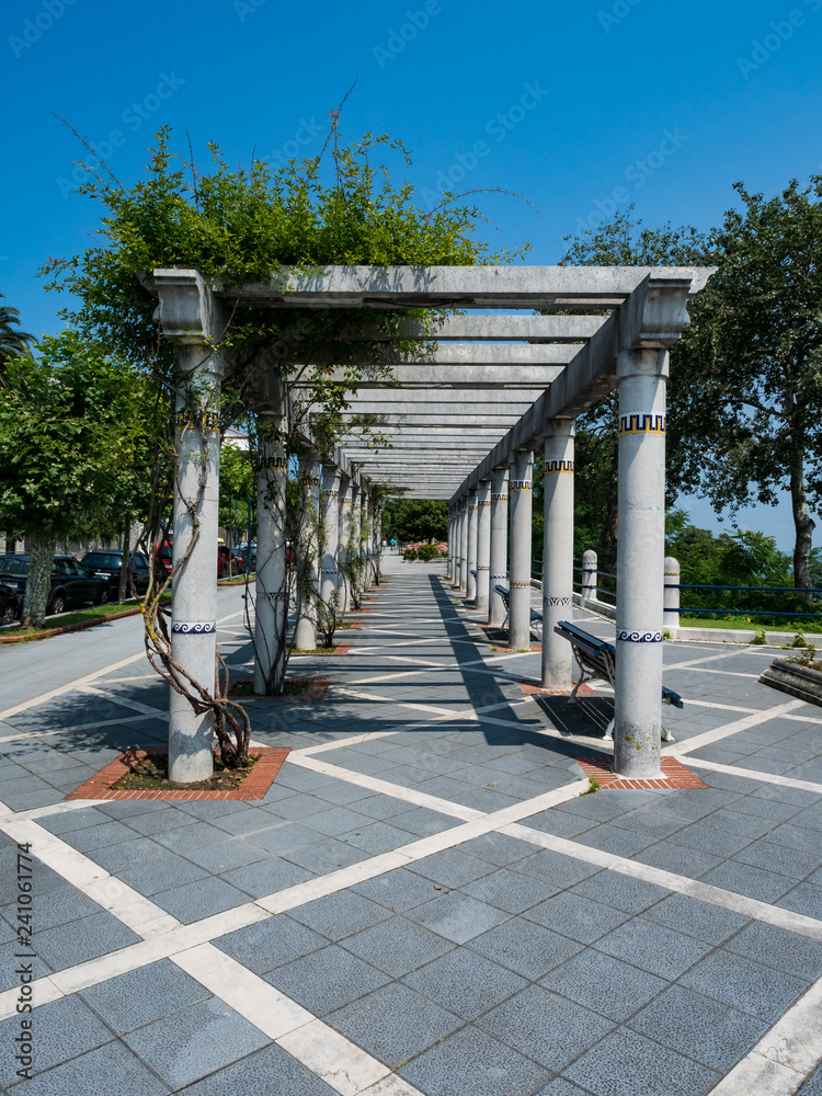 Pergola w Santander w słoneczny lipcowy dzień Pergola w Santander w słoneczny lipcowy dzień