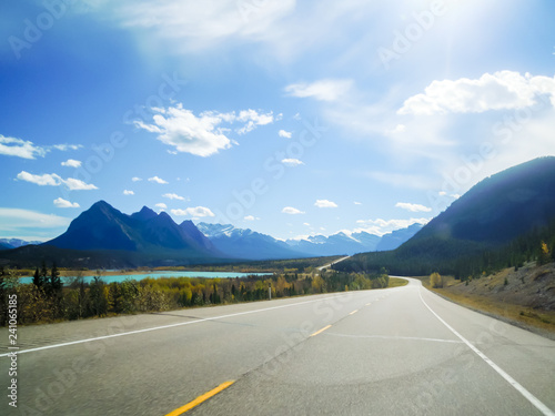 秋のカナディアンロッキー　デイビッド・トンプソン・ハイウェイ（アルバータ州道11号線）とアブラハム湖（カナダ・アルバータ州）