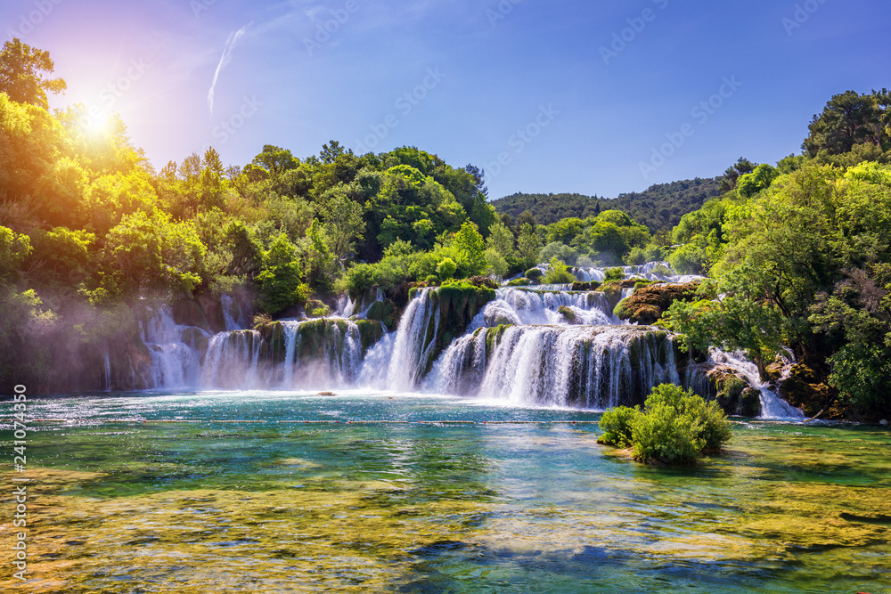 Fototapeta premium Piękny wodospad Skradinski Buk W Parku Narodowym Krka, Dalmacja, Chorwacja, Europa. Magiczne wodospady Parku Narodowego Krka w Splicie. Niesamowite miejsce do odwiedzenia w pobliżu Splitu w Chorwacji.