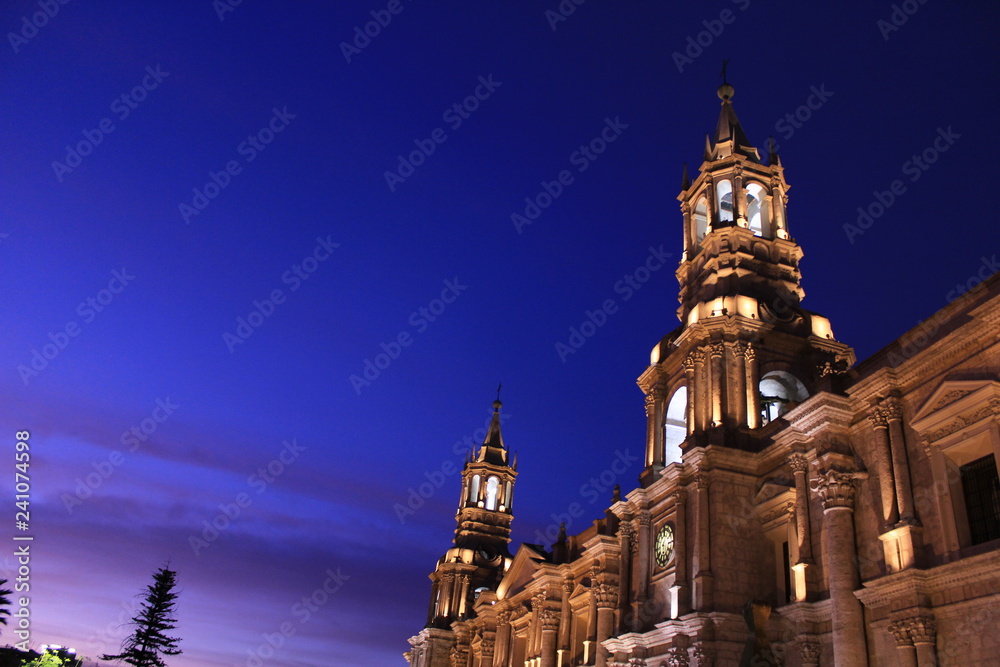Fototapeta premium La noche en la ciudad