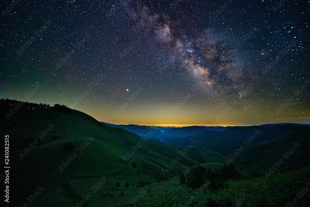 Fototapeta premium 雲月山の丘陵から望む天の川