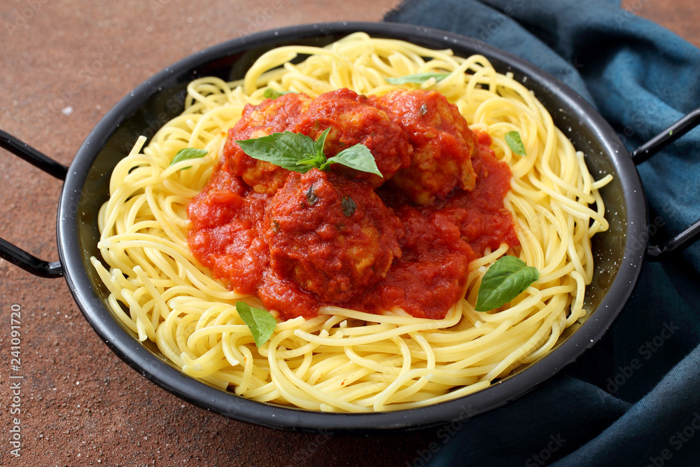 pasta con Polpette polpette con pomodoro e fritte