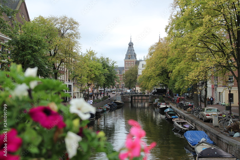 Grachten mit Blumen in Amsterdam