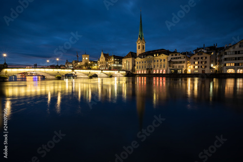 Zurych, Szwajcaria - widok na stare miasto z rzeką Limmat