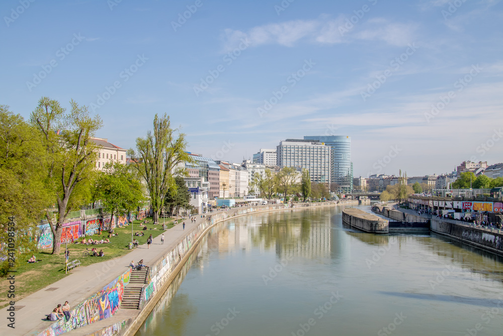 Fototapeta premium Promenada Kanału Dunajskiego wiosną w Wiedniu, Austria