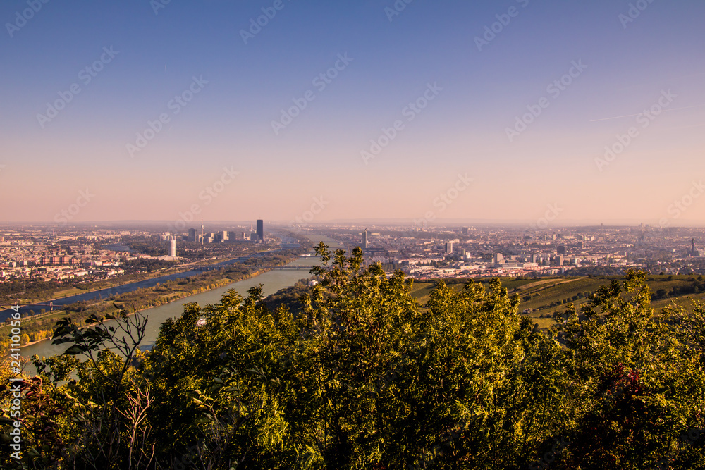 Naklejka premium Leopoldsberg jesienią w Wiedniu, Austria