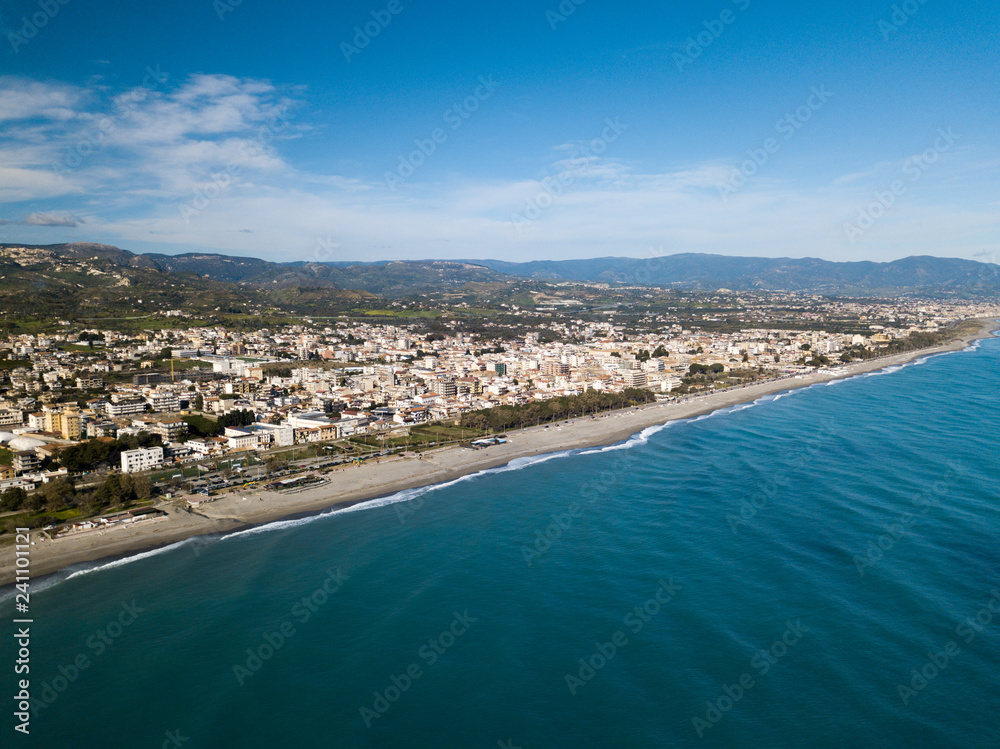 Vista aerea di una città costiera vicino al mare Mediterraneo. Locri