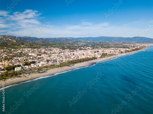 Vista aerea di una città costiera vicino al mare Mediterraneo. Locri