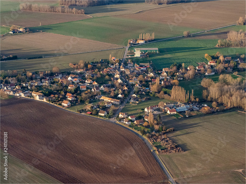 vue aérienne du village d'Oreillers dans les Yvelines en France