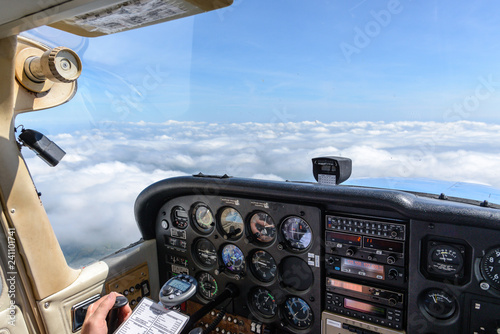 Cockpit eines Motorflugzeuges im Flug über Wolken