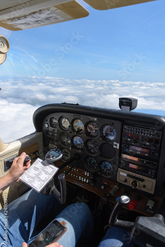 Fototapeta Naklejka Na Ścianę i Meble -  Cockpit eines Motorflugzeuges im Flug über Wolken