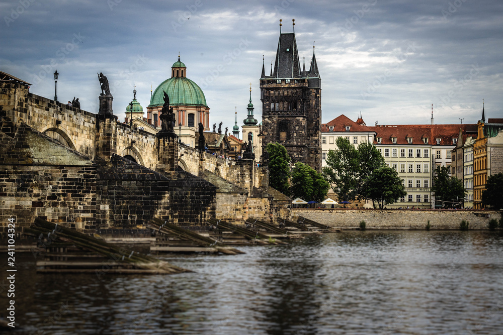 Blick auf die Altstadt Prags über den Fluss