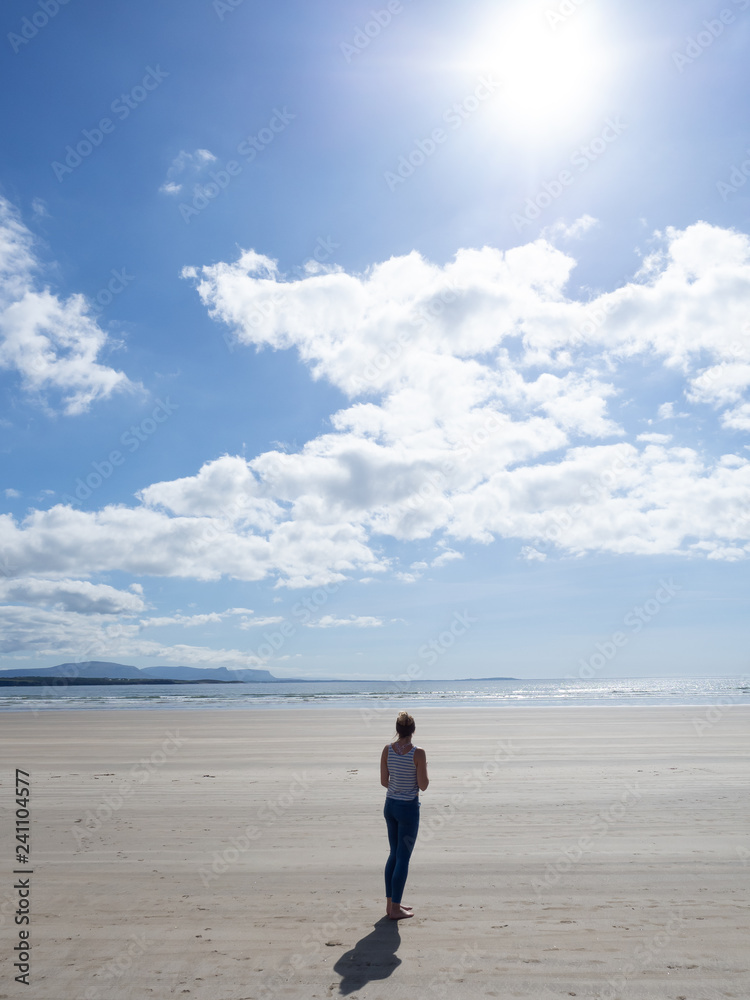 Junge Frau am Strand von Rossnowlagh Hochformat