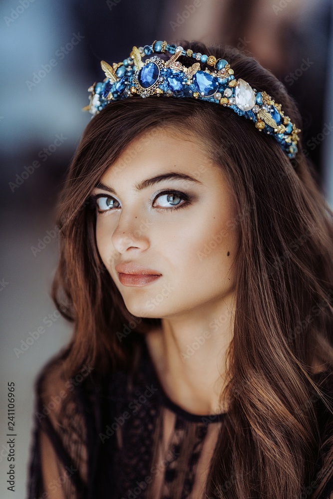 Fototapeta premium Fashion brunette girl with jewelry precious decorations.