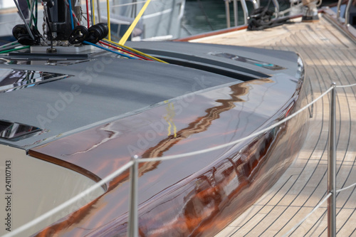 Pont en teck et bois vernis, et pied de mât sur un voilier de luxe Jeanneau 51 photo