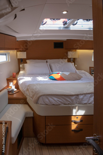 Chambre de maître du capitaine cabine double très spacieuse et luxueuse sur un voilier de luxe Jeanneau 51 photo