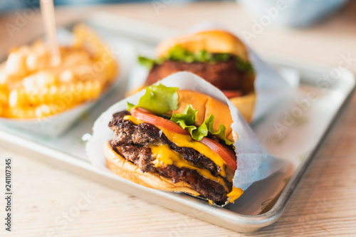 Valokuva double cheeseburger with tomato and onion