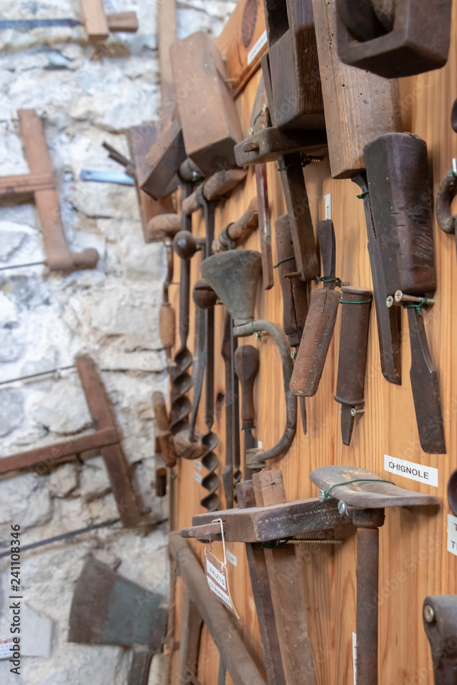 Etabli d'ébéniste, artisanat et métier ancien outil de ferme agricole vintage en bois Etabli d'ébéniste, artisanat et métier ancien outil de ferme agricole vintage en bois