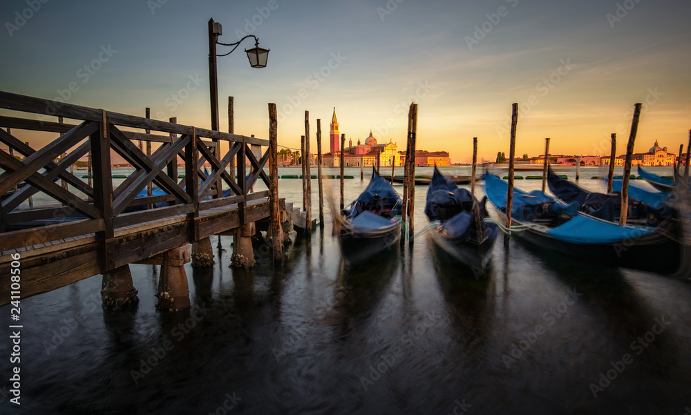 Gondeln am Steg in Venedig bei Sonnenuntergang