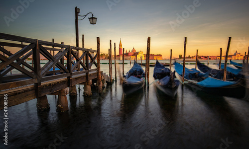 Gondeln am Steg in Venedig bei Sonnenuntergang