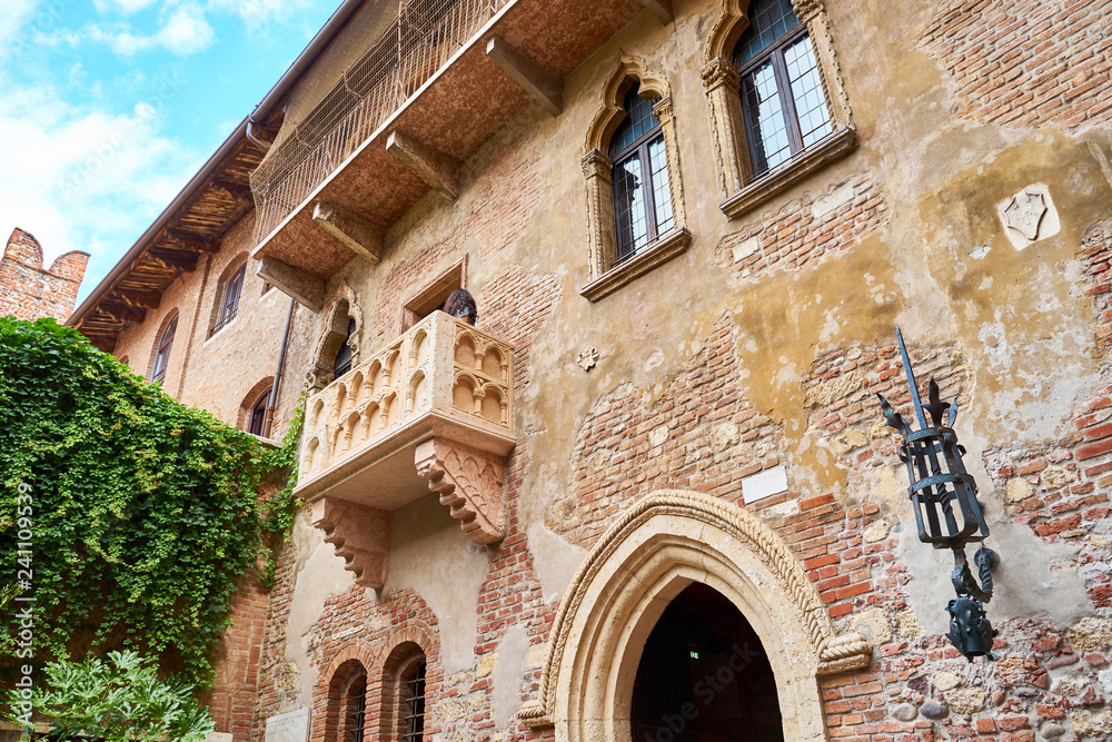 Romeo and Juliet balcony in Verona, Italy - obrazy, fototapety, plakaty 