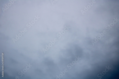 Ciel nuageux, fond abstrait, background, météo pluie et ciel d'hiver nuage gris et sombre de mauvais temps et d'orage