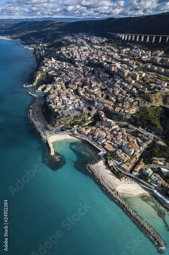 Vista aerea di Pizzo Calabro, molo, castello, Calabria, turismo Italia. Vista panoramica della cittadina di Pizzo Calabro vista dal mare. Case sulla roccia. Castello aragonese