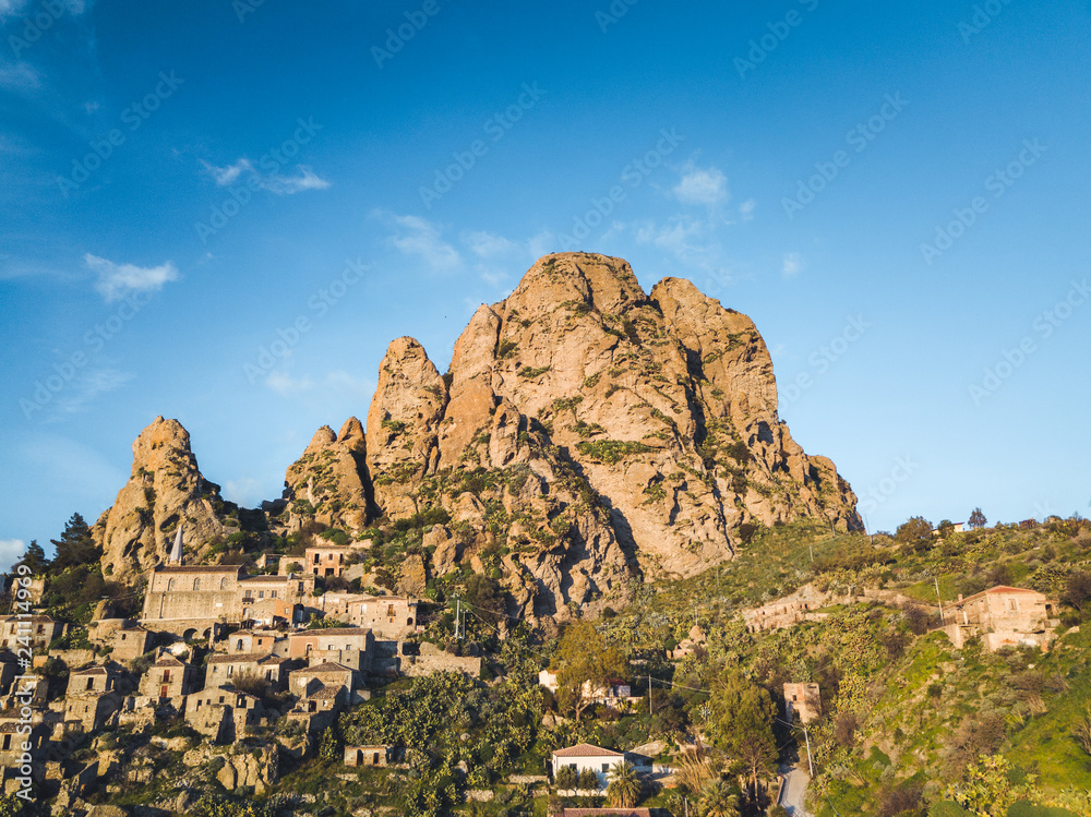 Paese abbandonato in montagna Pentedattilo frazione di Melito di Porto Salvo. Calabria